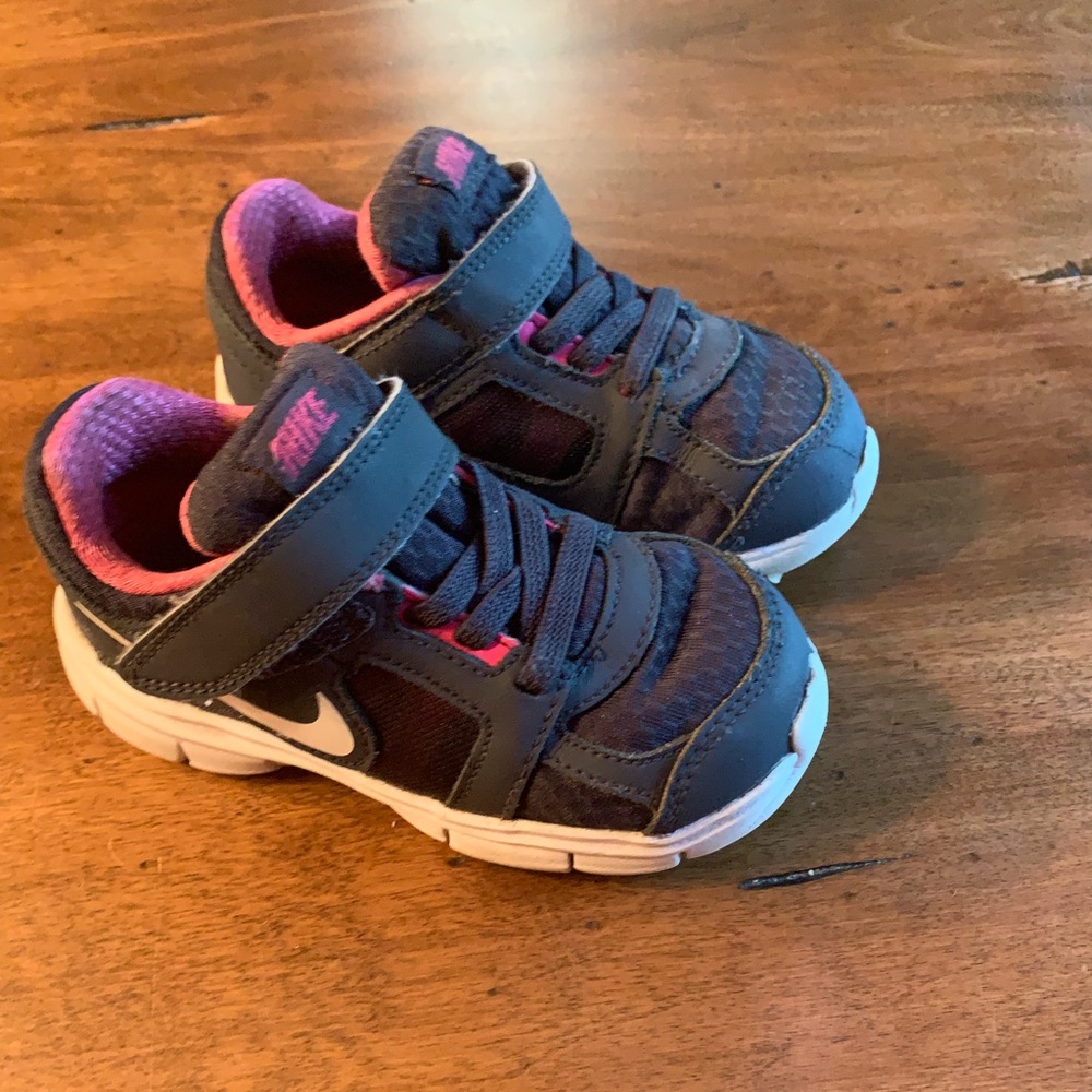 Dark Navy/Pink Girl Toddler Nike Sneaker Size 8